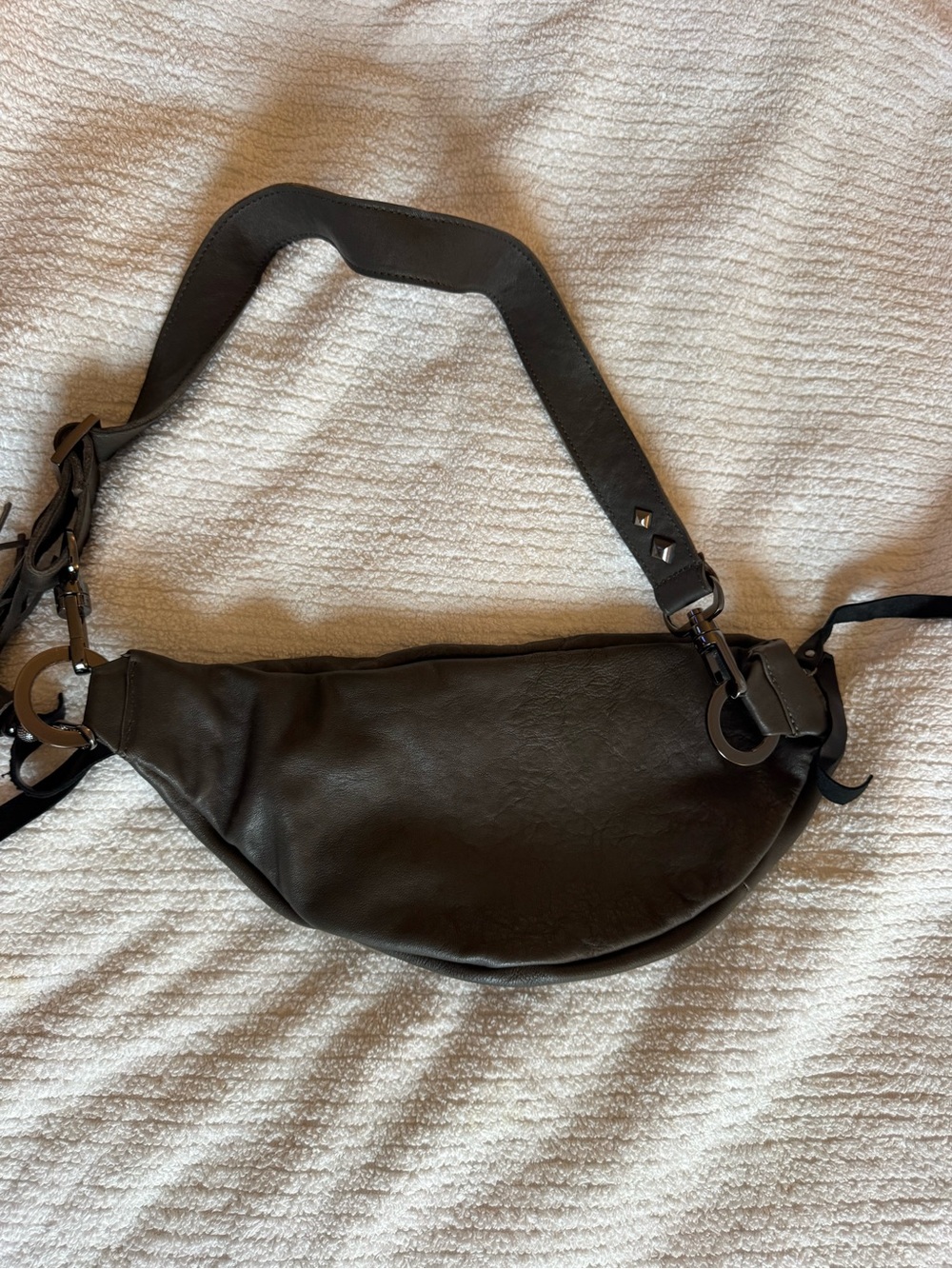 Evoke Leather Sling Bag - Picture 4 of 9